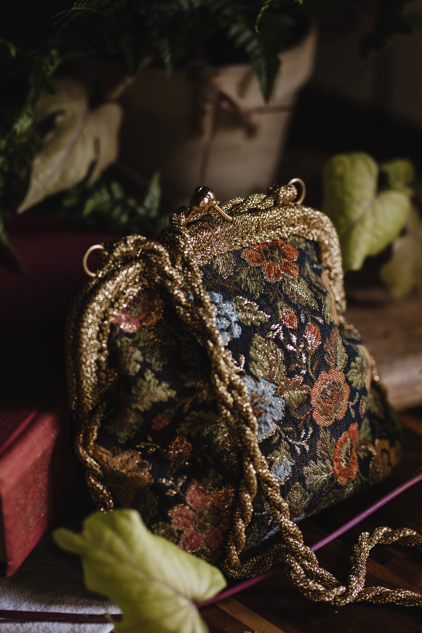 La Regale| Embroidered Handbag - Pre-Loved