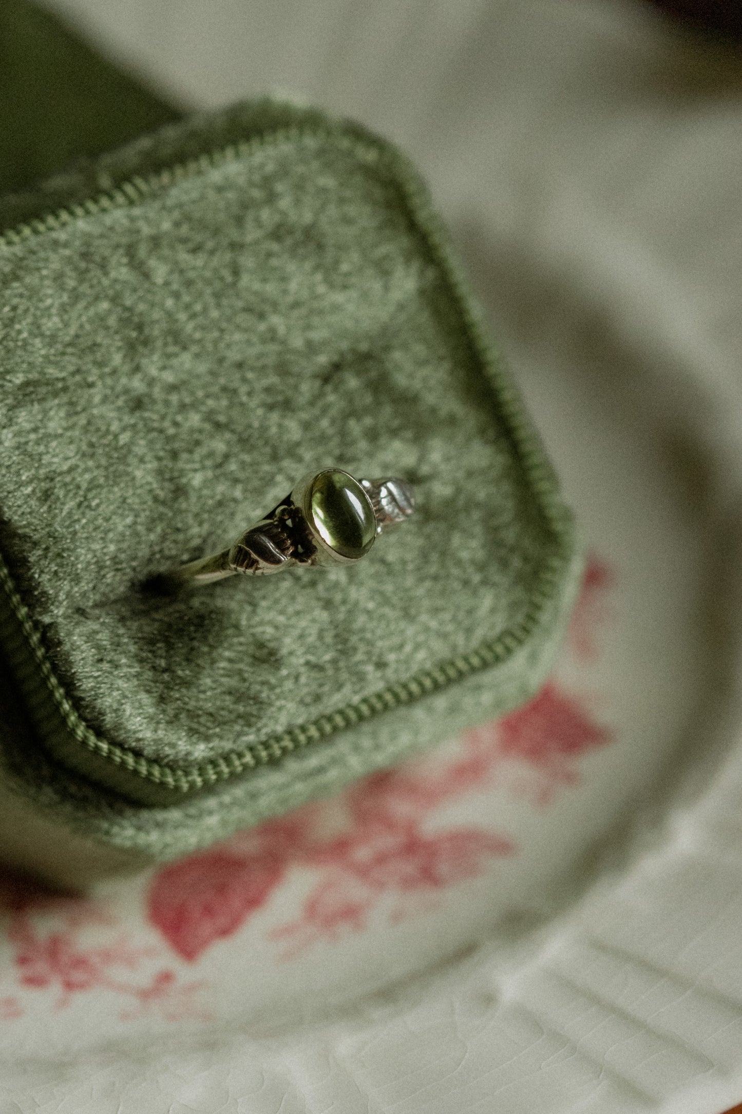 Bezeled peridot stone in a sterling silver ring - size 6.5